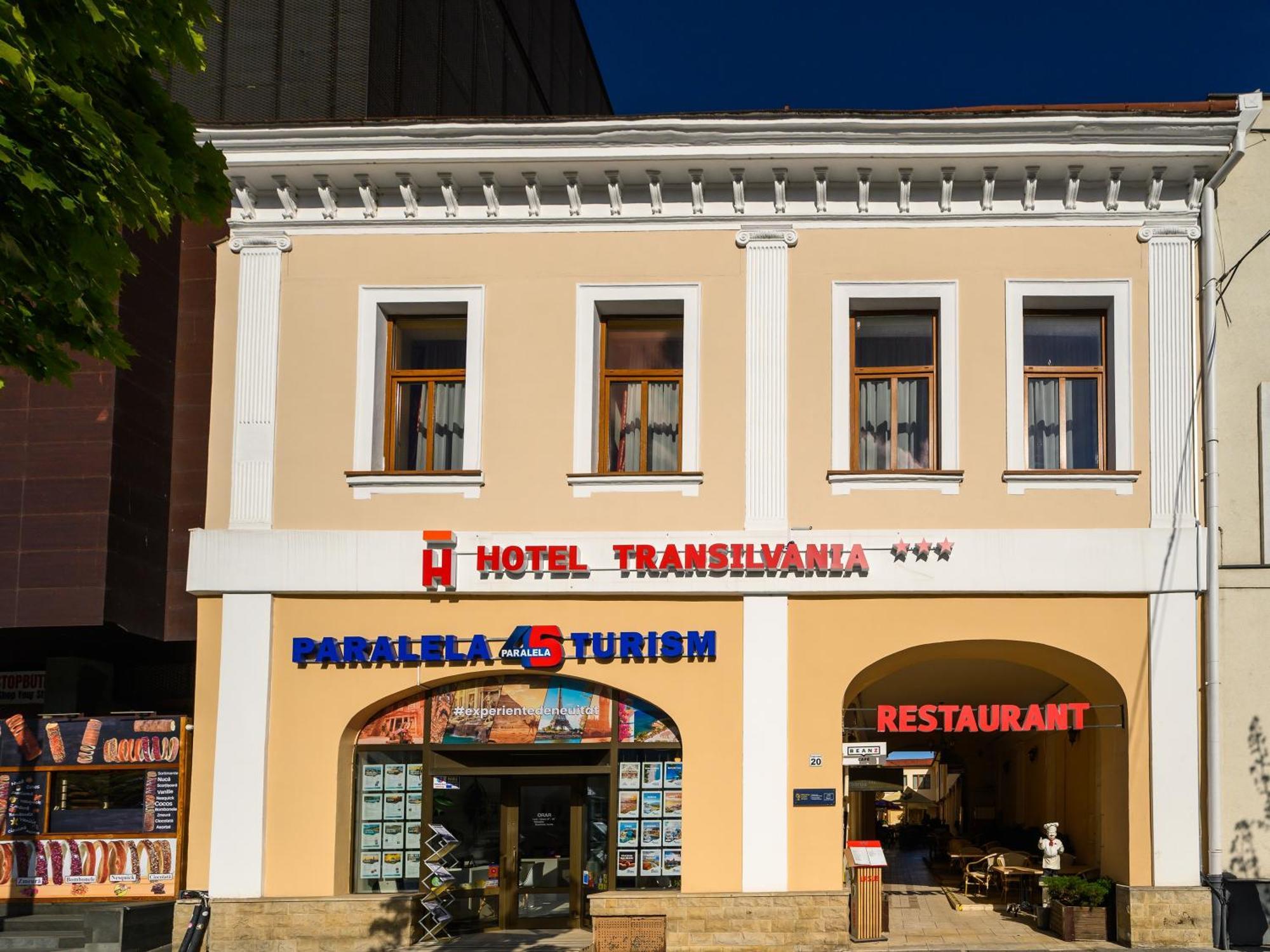 Staying in Union Square: 4 Airport Hotels Compared