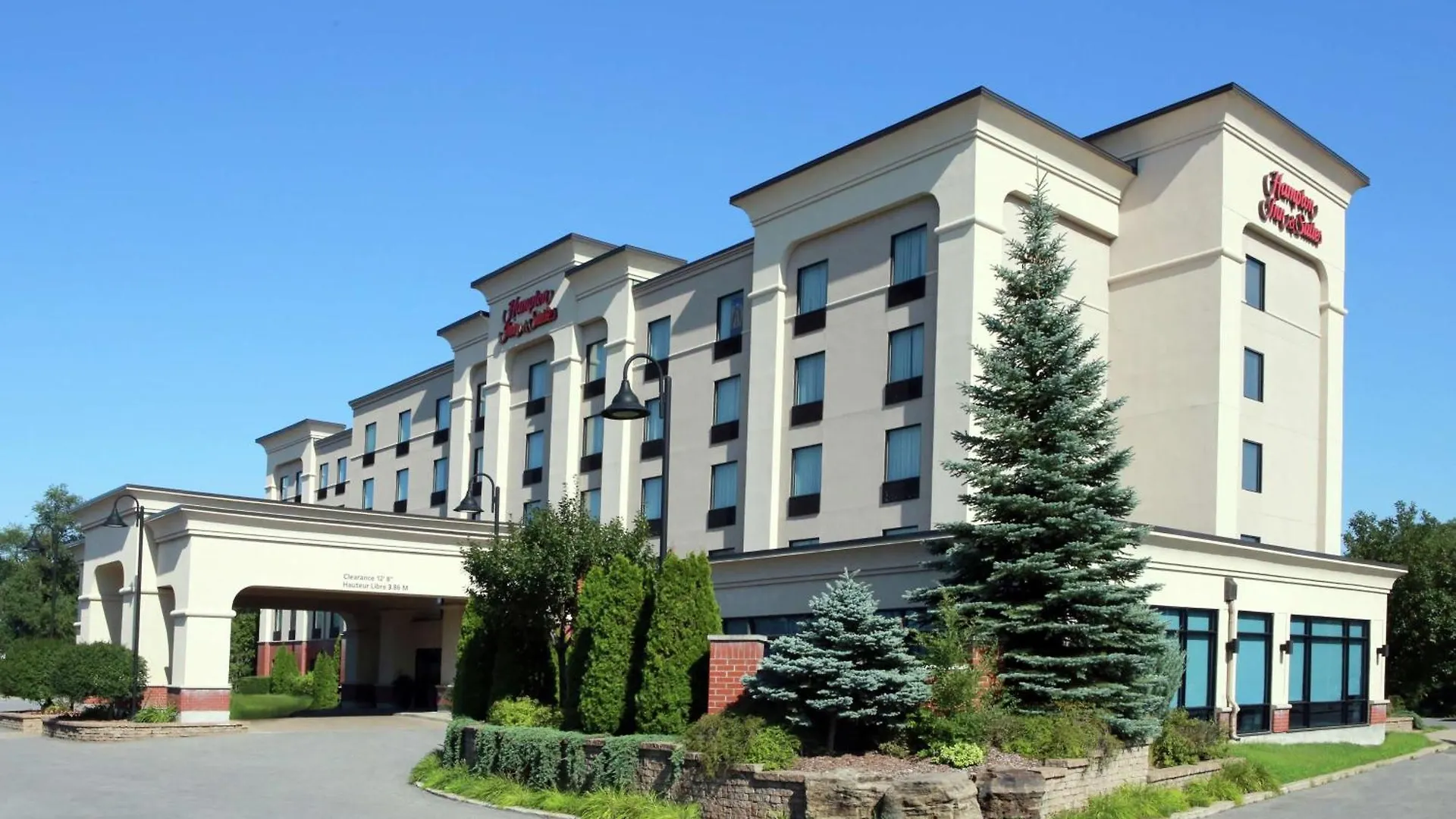 3 Business Hotels Near Arena Samson Worth Booking in Laval