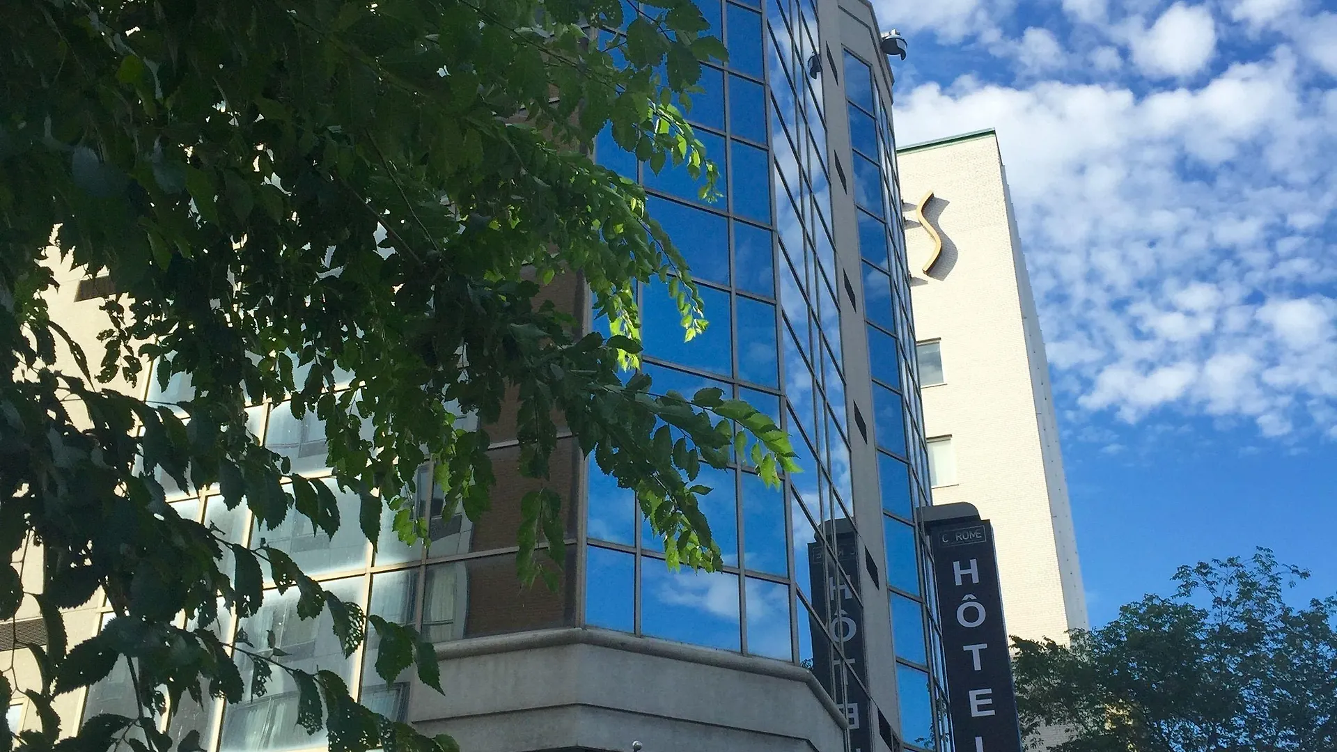 Staying Near Montreal Clock Tower: 15 Central Hotels Compared