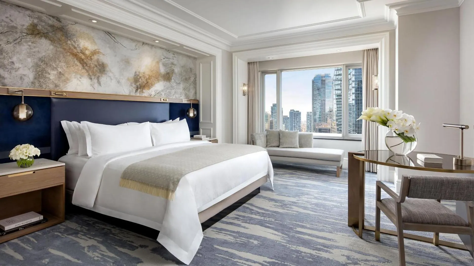 12 Romantic Hotels in Entertainment District for Couples