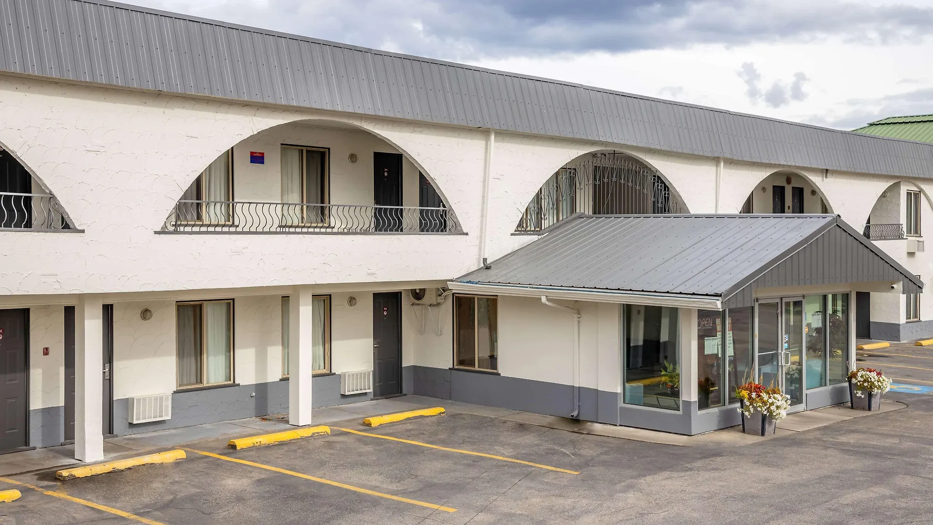 Staying Near Kamloops Museum: 7 Airport Hotels Compared