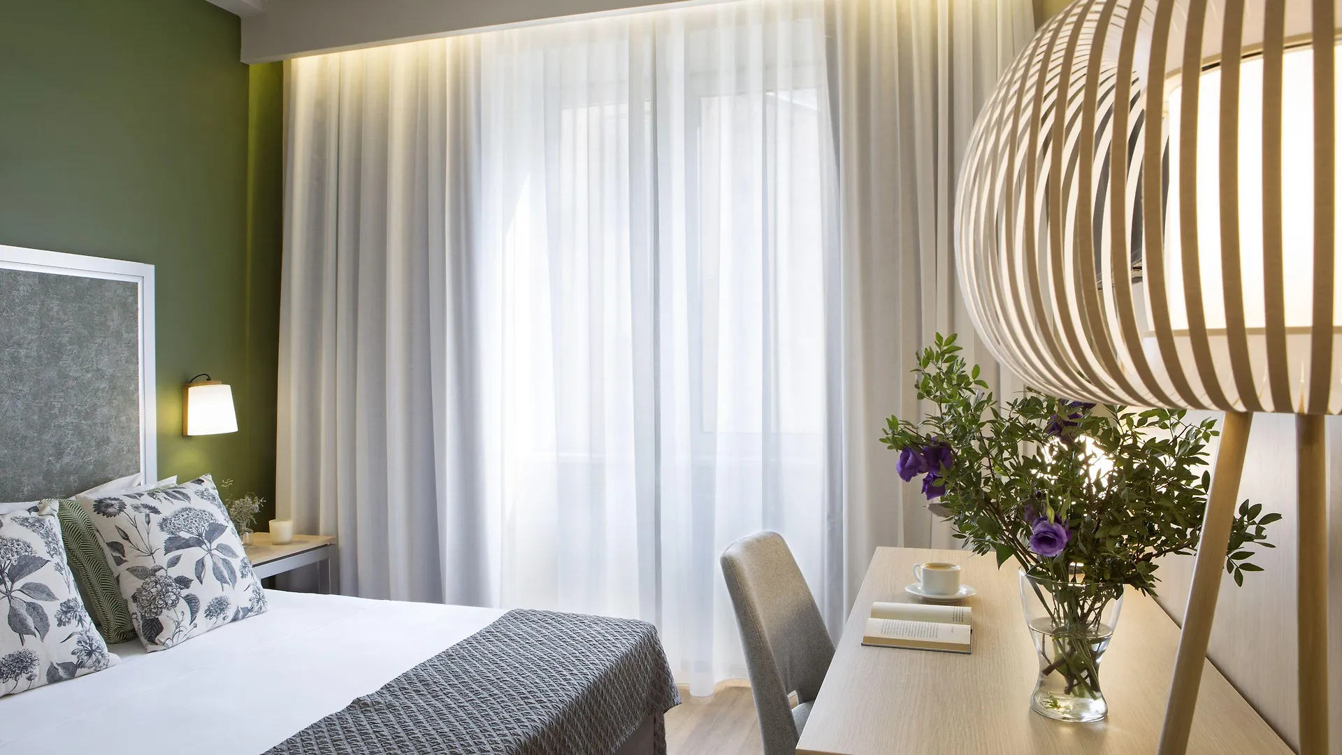 Staying on Victoriei Avenue: 15 Central Hotels Compared