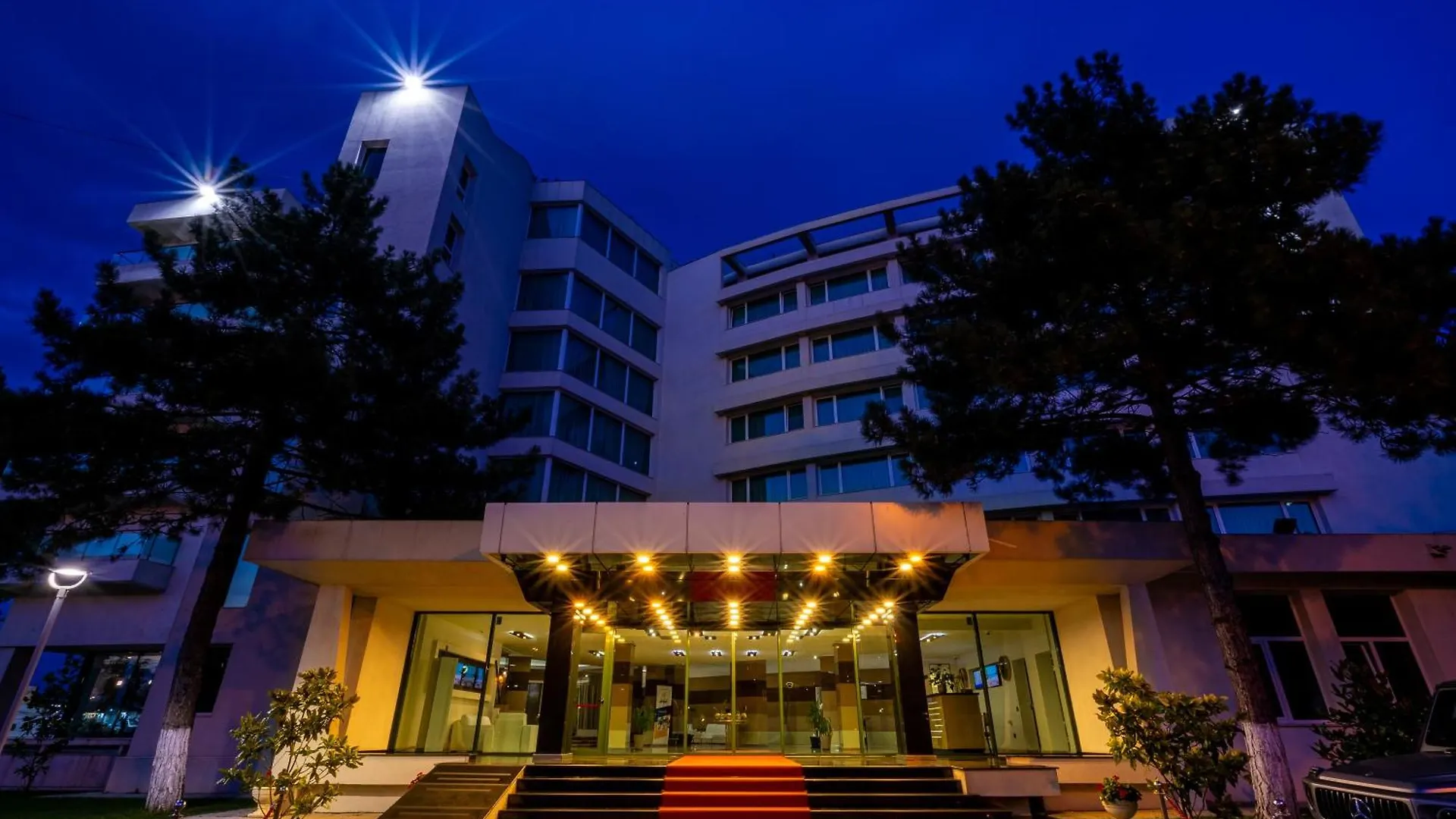 Staying in Mamaia Beachfront: 5 Family Hotels Compared