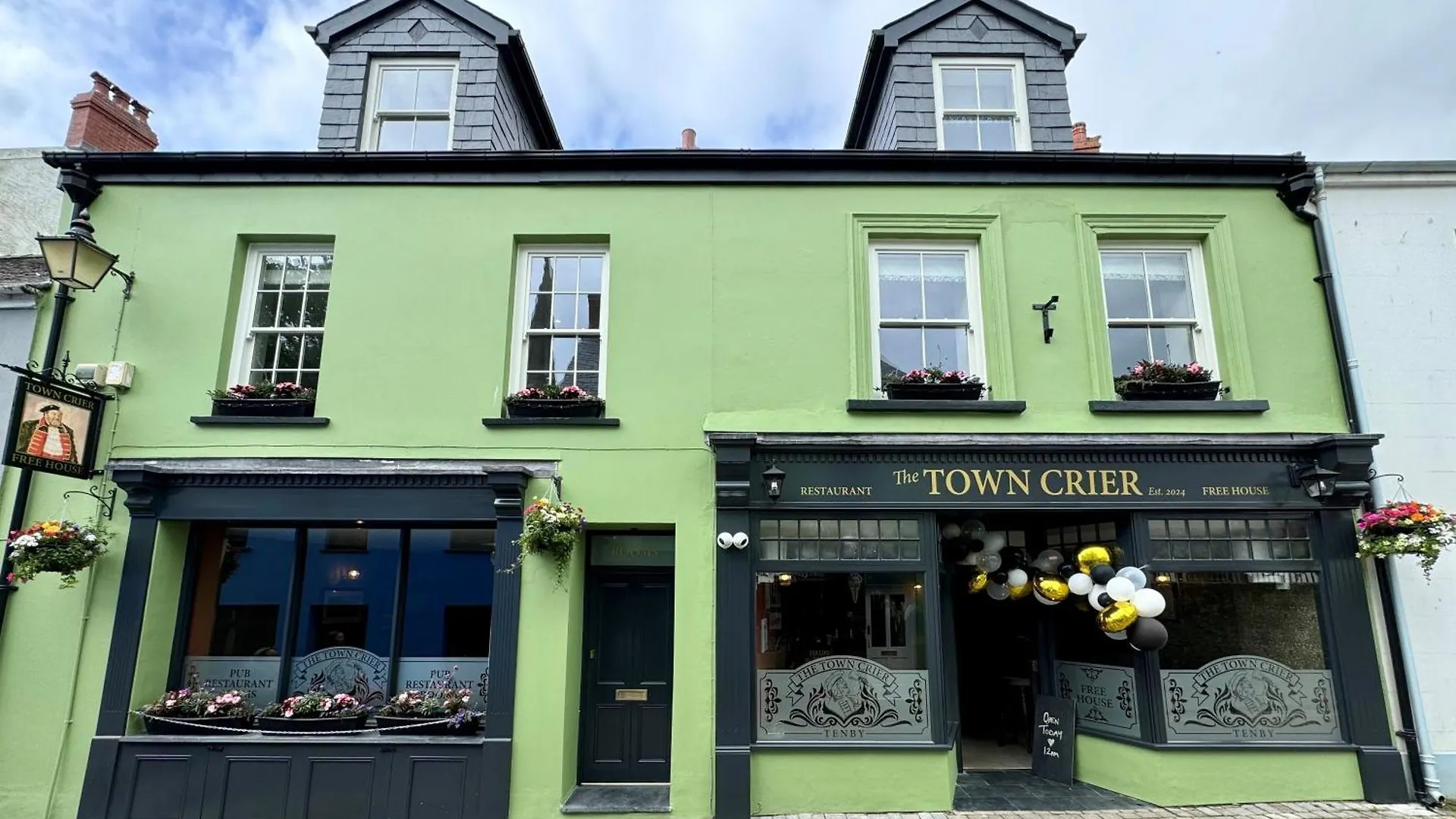 13 Central Hotels Close to Silent World Aquarium in Tenby