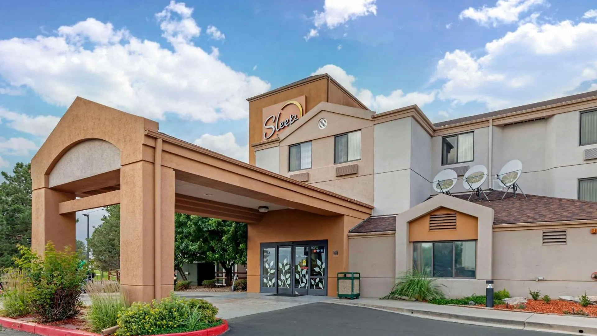 Staying Near Mamie D Eisenhower Park: 5 Business Hotels Compared