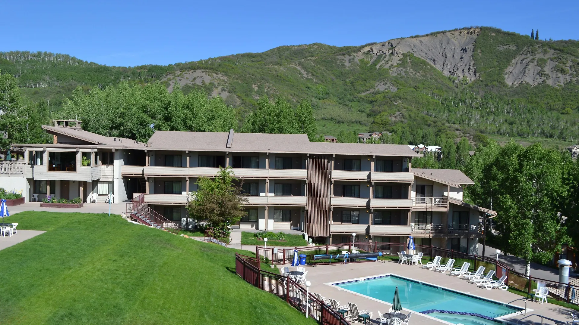Where to Stay Near Aspen Highlands: 5 Top Airport Hotels