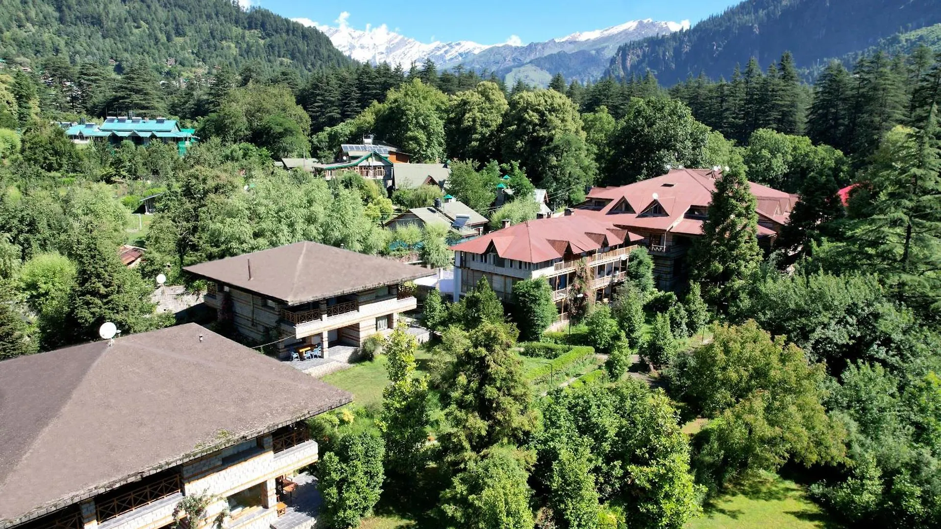 Staying In Old Manali: 8 Central Hotels Compared
