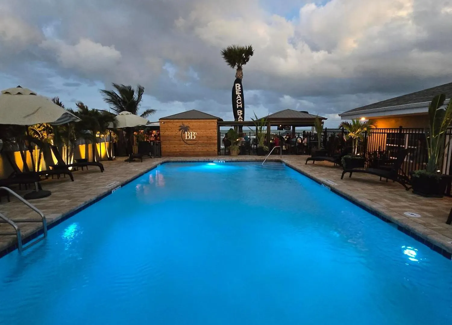2 Smart Airport Hotels Near Foosaner Art Museum Worth Booking