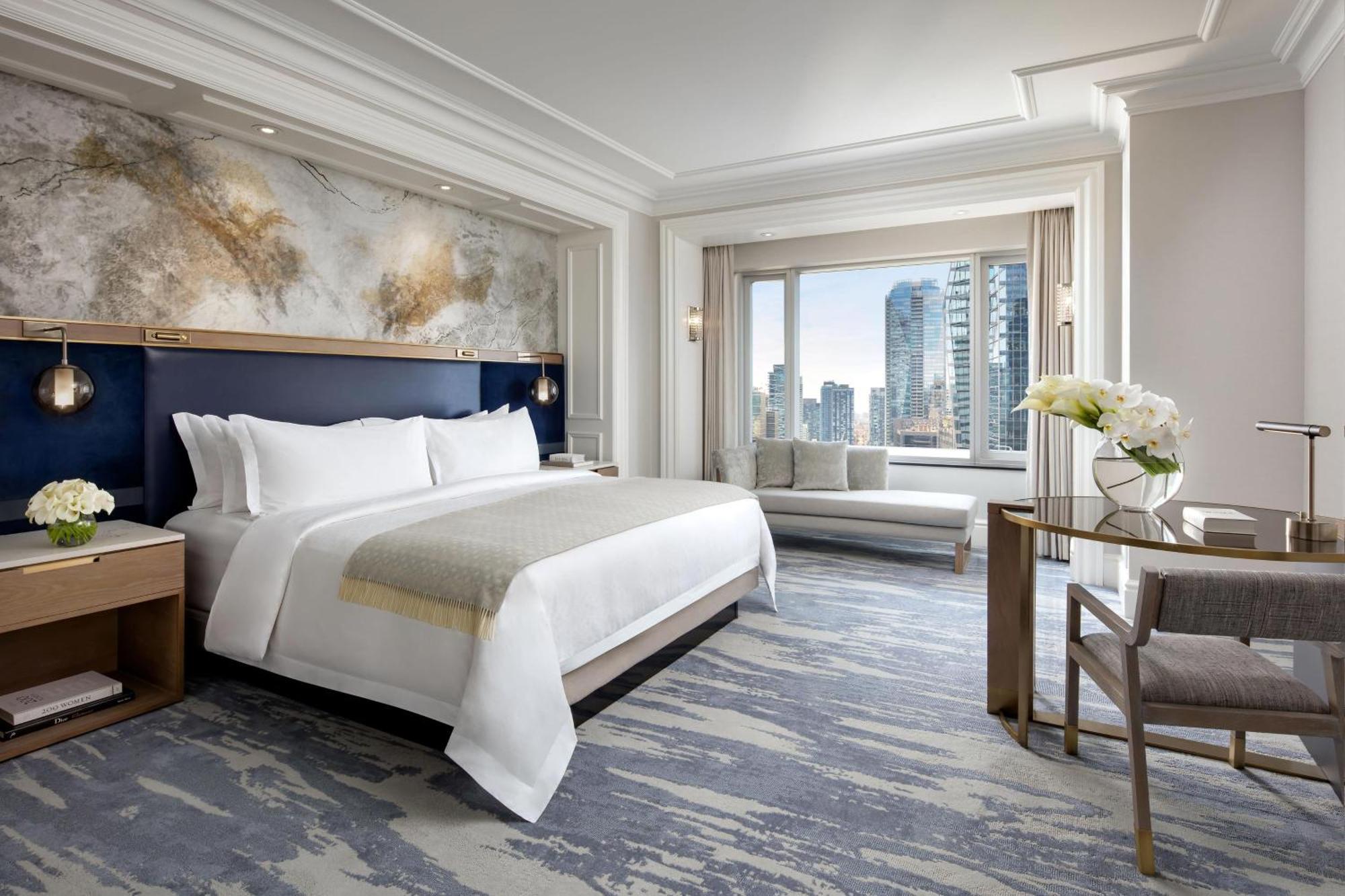 12 Romantic Hotels in Entertainment District for Couples