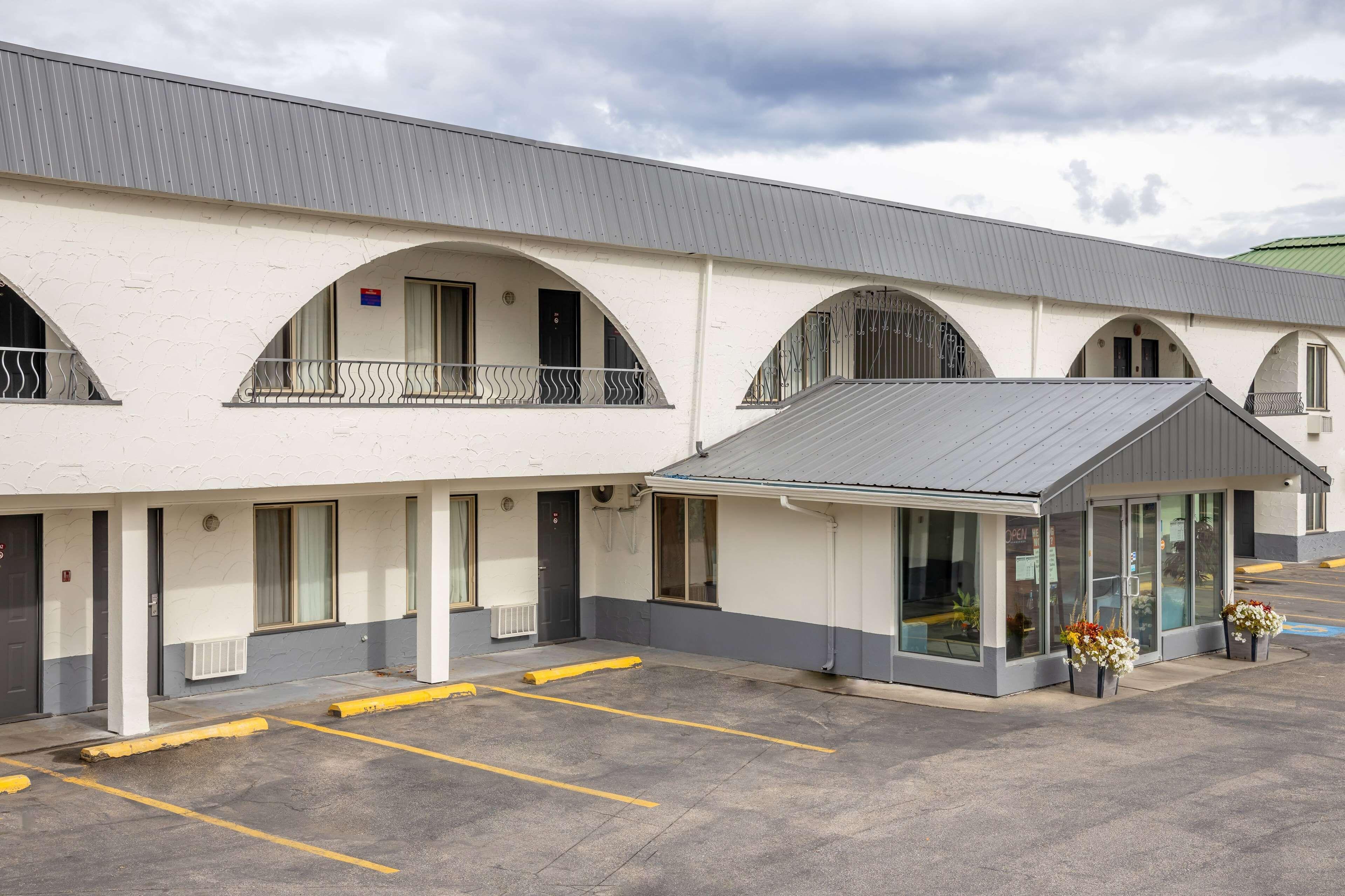 Staying Near Kamloops Museum: 7 Airport Hotels Compared