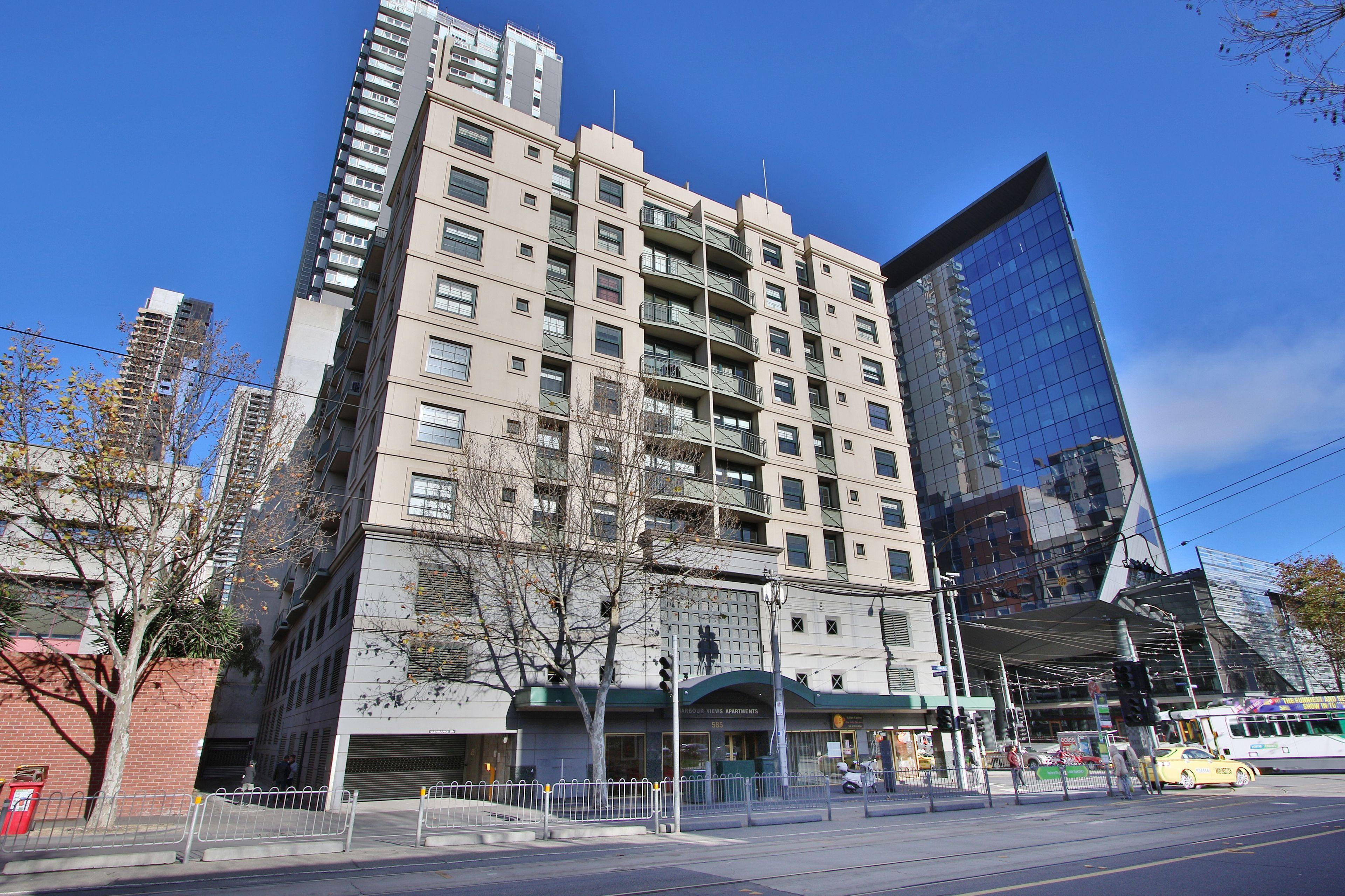 Staying Near Etihad Stadium: 15 Central Melbourne Hotels Compared