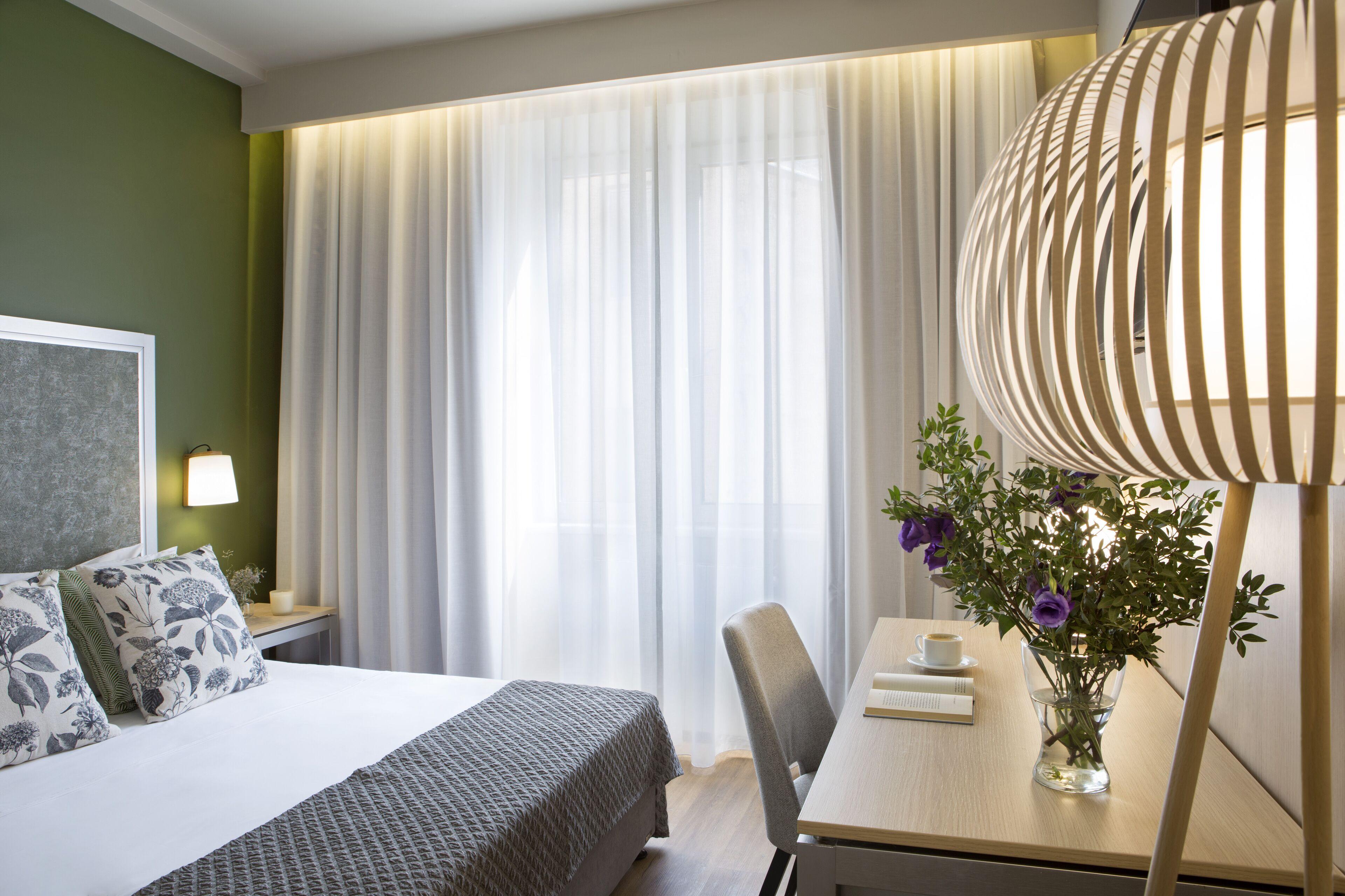 Staying on Victoriei Avenue: 15 Central Hotels Compared