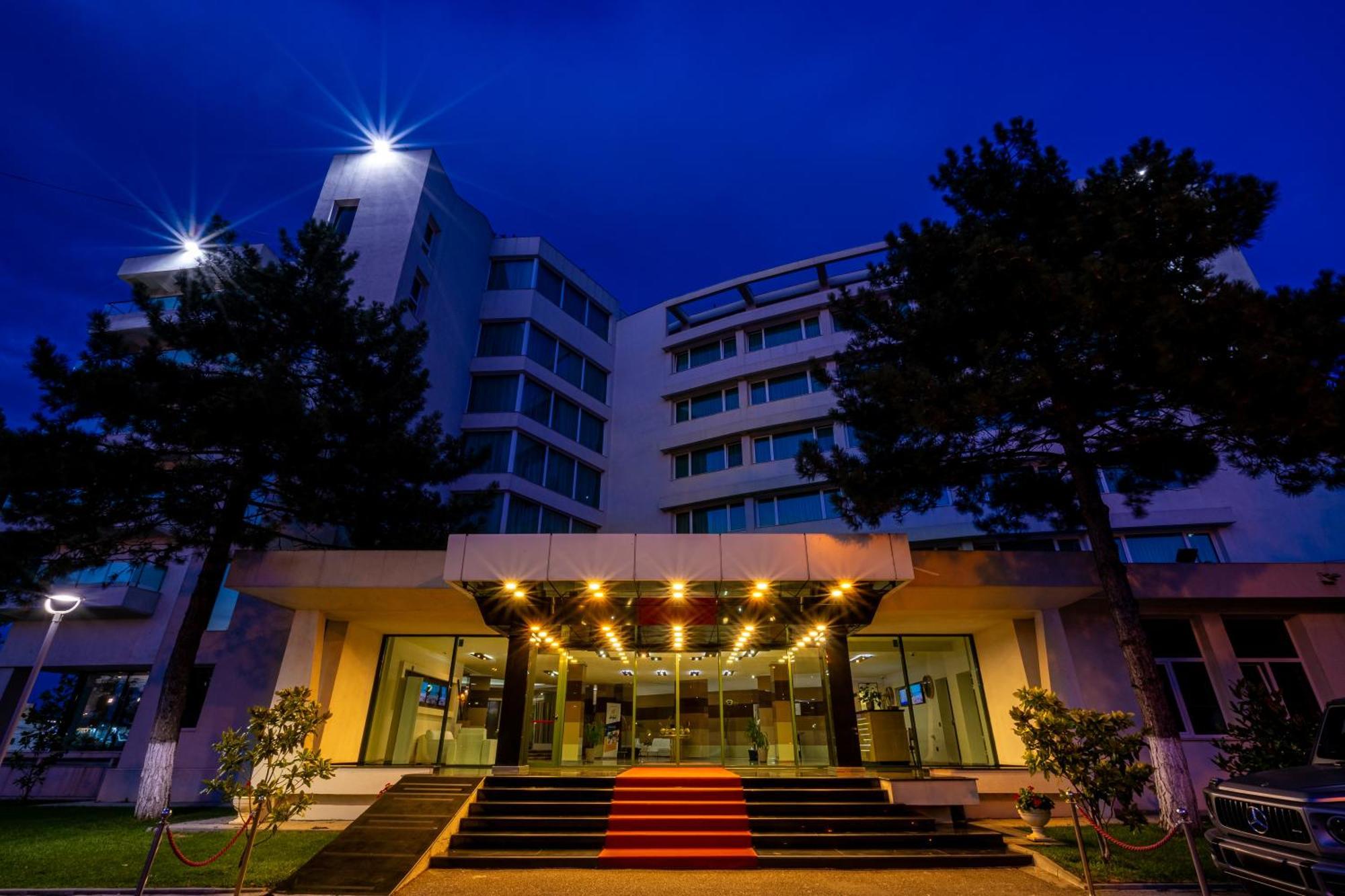 Staying in Mamaia Beachfront: 5 Family Hotels Compared