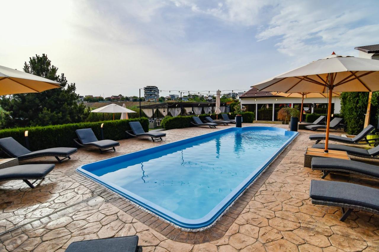 Staying Near Siutghiol Lake: 13 Family Hotels Compared