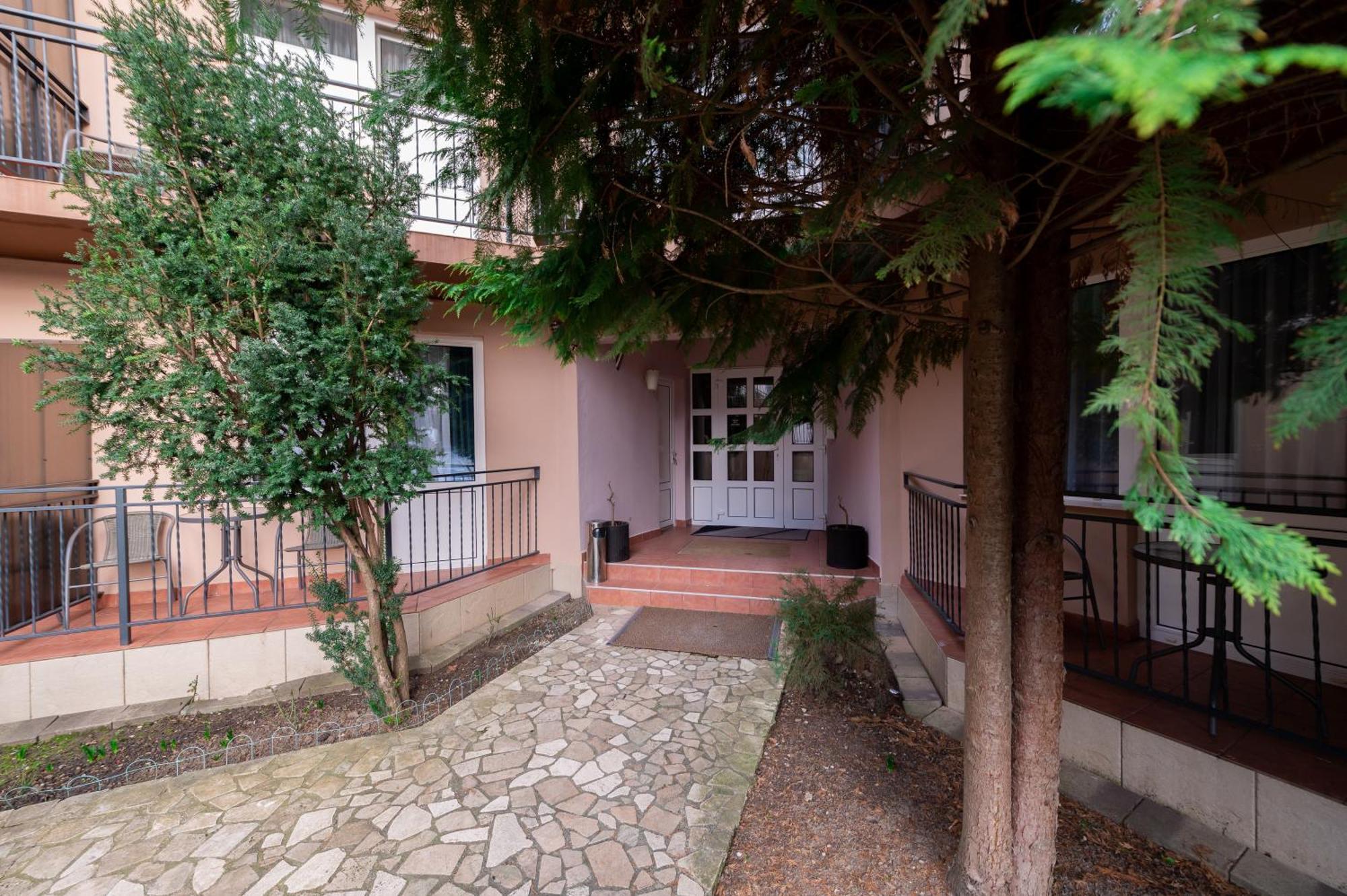 7 Romantic Hotels Near Aquapark Nymphaea Worth Booking in Oradea
