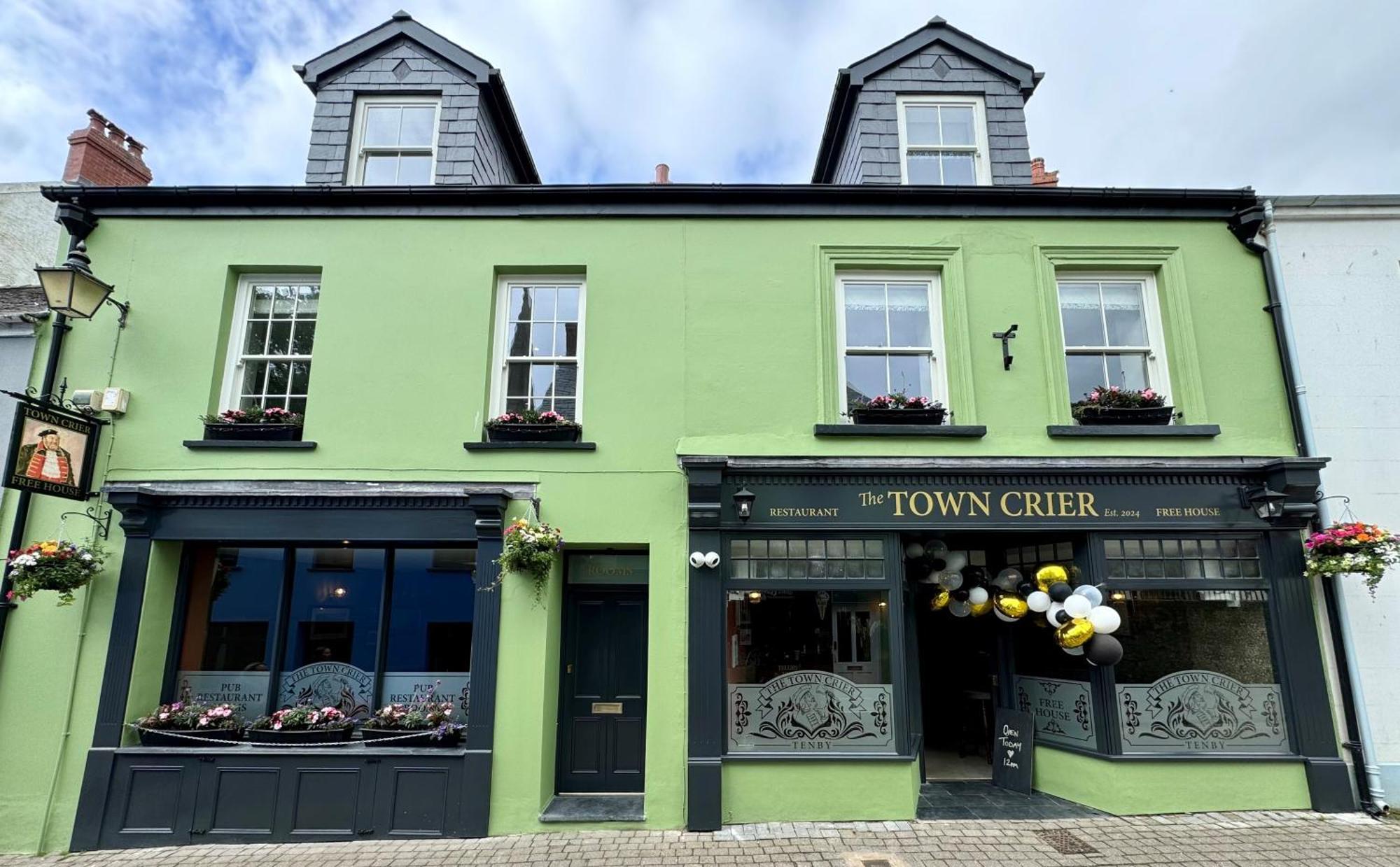 13 Central Hotels Close to Silent World Aquarium in Tenby