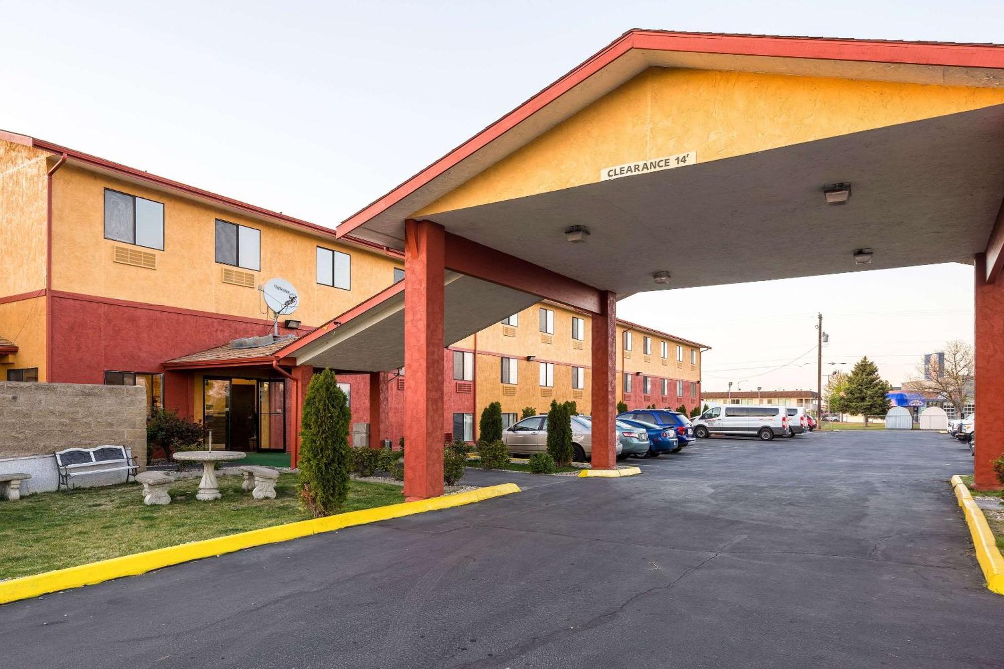Staying Near Parks and Recreation Dept: 5 Business Hotels Compared