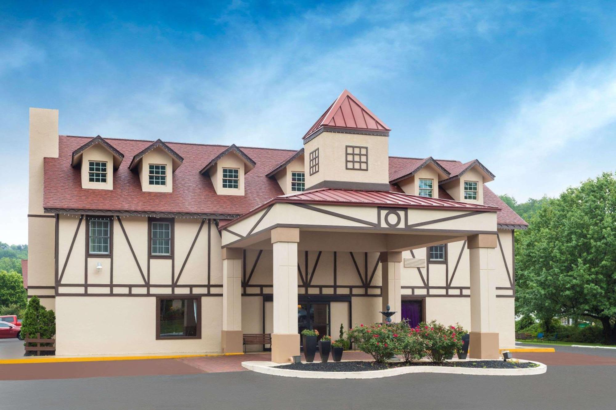5 Central Hotels Near Museum of the Hills Worth Booking