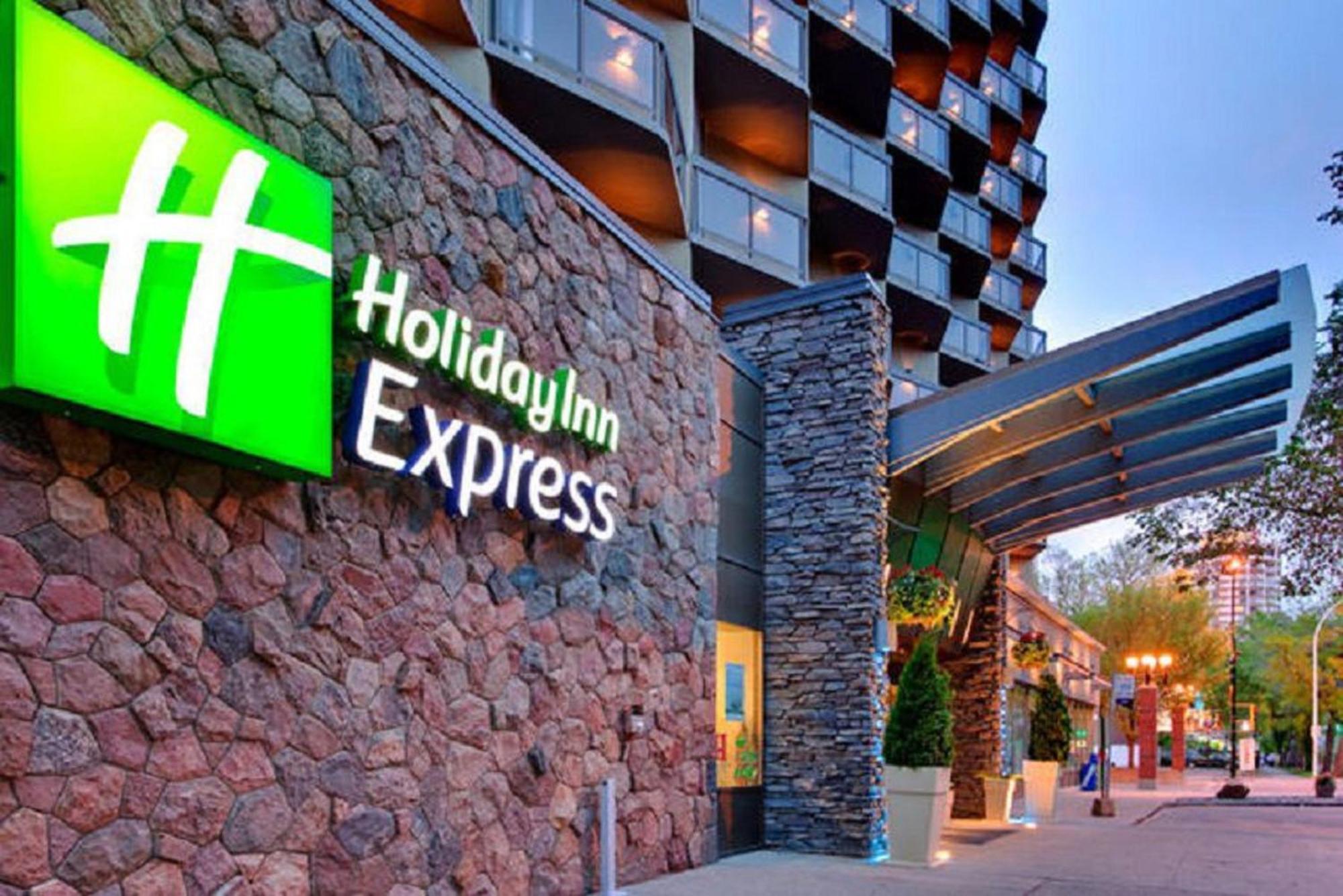4 Smart Design Hotels in Downtown Edmonton Worth Booking