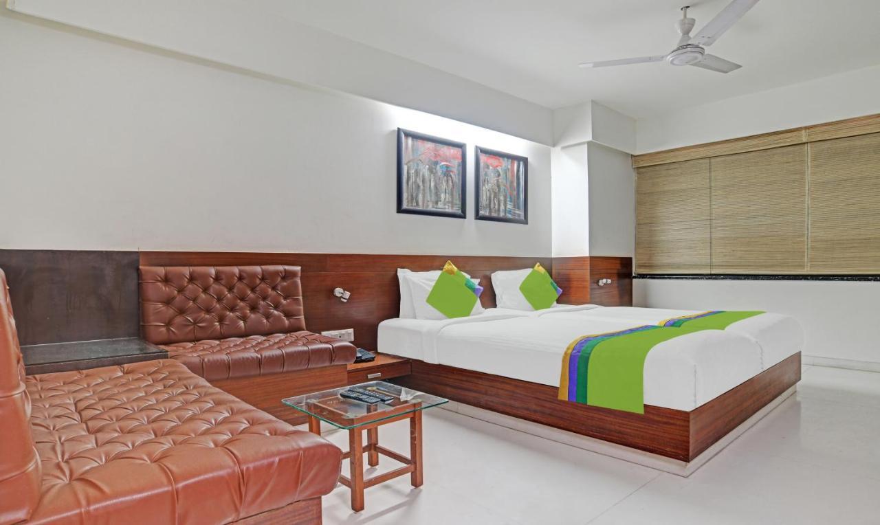 Staying Near Rajwada Palace: 4 Treebo Hotels Compared