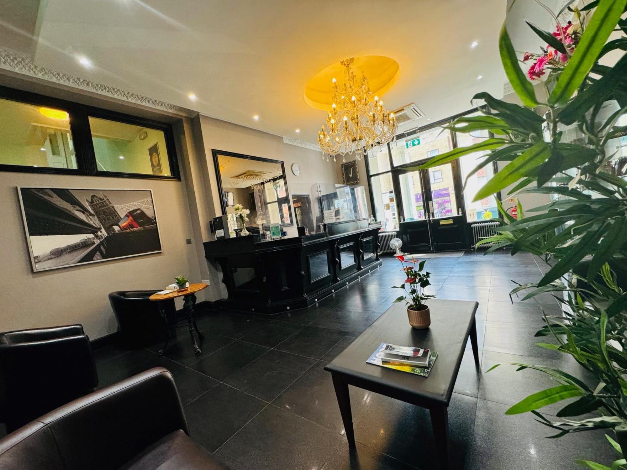 12 Family-Friendly Hotels Near St James's Park for Easy Access